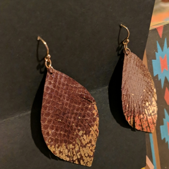 Leather feather shape with scale design - Picture 2 of 3